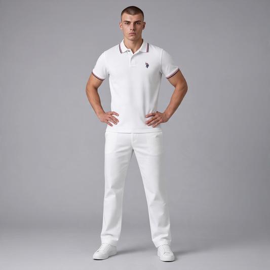 Hombre vistiendo polo blanco www.treshop.com.co con ribetes tricolor en cuello y mangas, estilo casual y elegante.