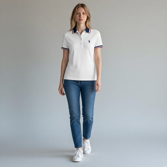 Modelo vistiendo polo blanco U.S. Polo Assn. de www.treshop.com.co con cuello y mangas en contraste y logo bordado.