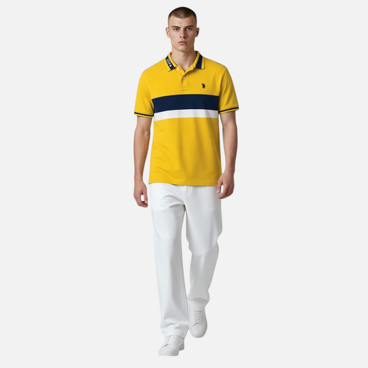 Modelo vistiendo polo amarillo U.S. Polo Assn. de www.treshop.com.co con franjas azul marino y blanco y cuello logo