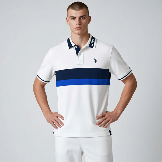 Hombre vistiendo polo www.treshop.com.co blanco con bloques azul marino y azul rey, cuello con logo USPA y manga corta