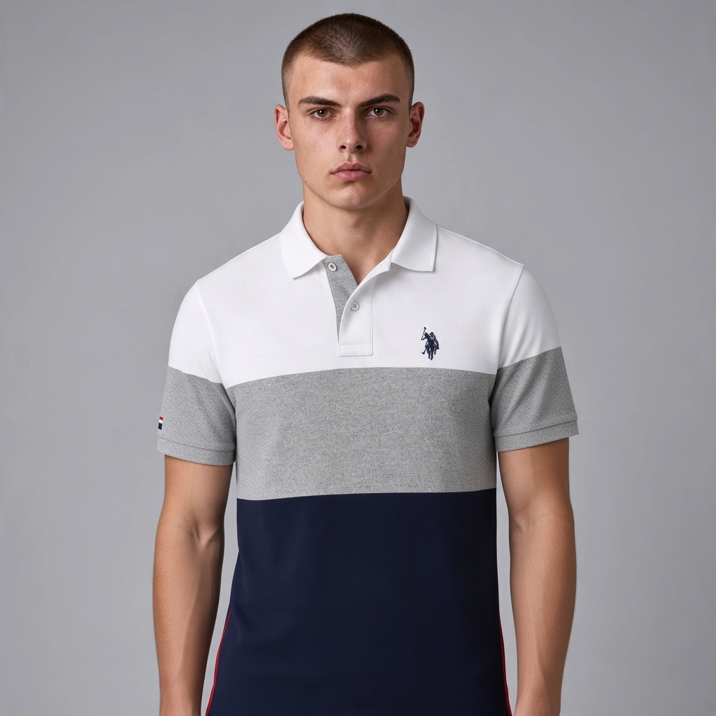 Hombre vistiendo polo www.treshop.com.co de manga corta con diseño de bloques en blanco, gris y azul marino