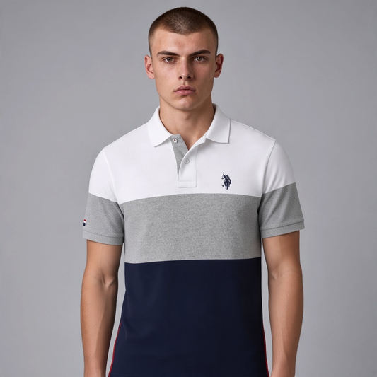 Hombre vistiendo polo www.treshop.com.co de manga corta con diseño de bloques en blanco, gris y azul marino