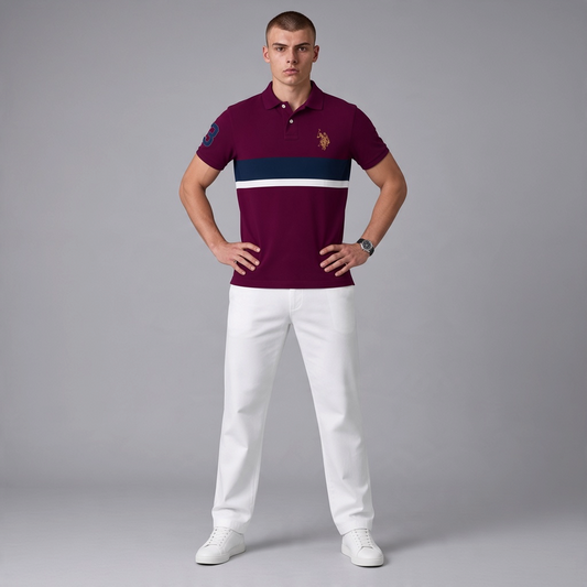 Modelo vistiendo polo burdeos www.treshop.com.co con franjas azul y blanco, logo bordado y número en la manga