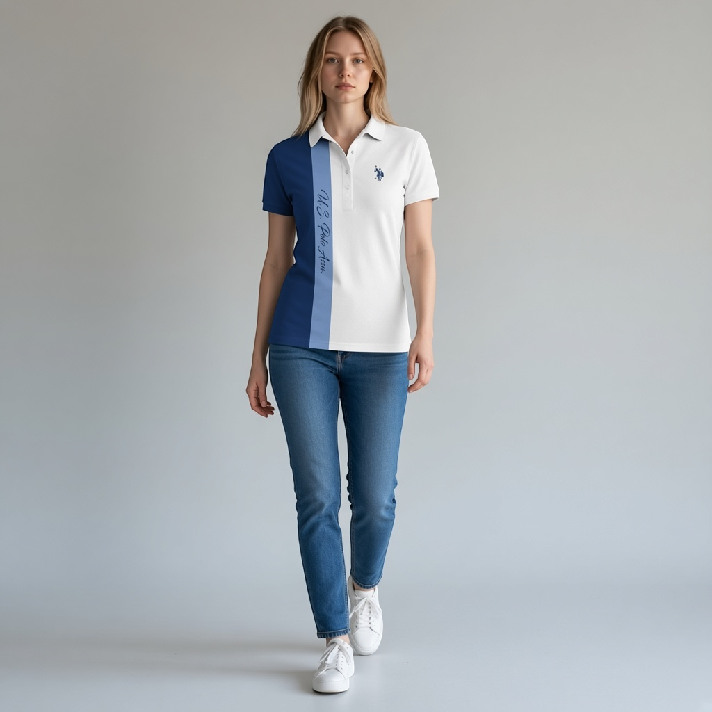 Mujer vistiendo polo bicolor blanco y azul de www.treshop.com.co con logo bordado y jeans casuales