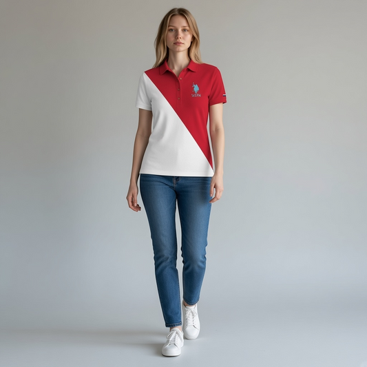 Modelo vistiendo polo www.treshop.com.co bicolor rojo y blanco con logo bordado y jeans azules