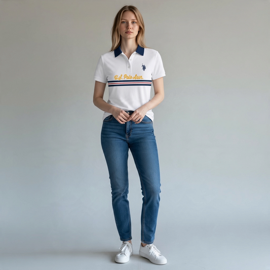 Mujer vistiendo polo blanco www.treshop.com.co con cuello azul marino, logo y franjas, combinado con jeans azules.