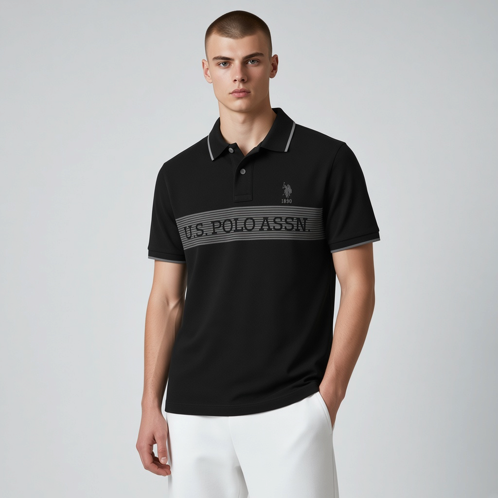 Hombre vistiendo polo negro www.treshop.com.co con rayas horizontales y logo de U.S. Polo Assn. en el pecho