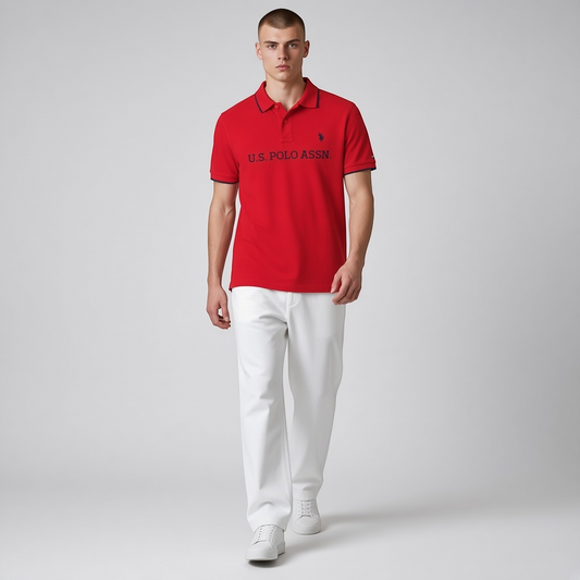 Hombre vistiendo polo rojo U.S. POLO ASSN. con logotipo bordado y detalles en contraste, de www.treshop.com.co