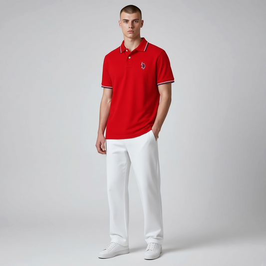 Modelo vistiendo polo rojo de algodón U.S. Polo Assn. de www.treshop.com.co con detalles a rayas en cuello y mangas