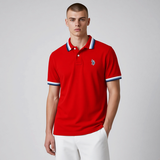 Hombre vistiendo polo rojo U.S. POLO ASSN. de www.treshop.com.co con cuello y puños a rayas azul y blanco
