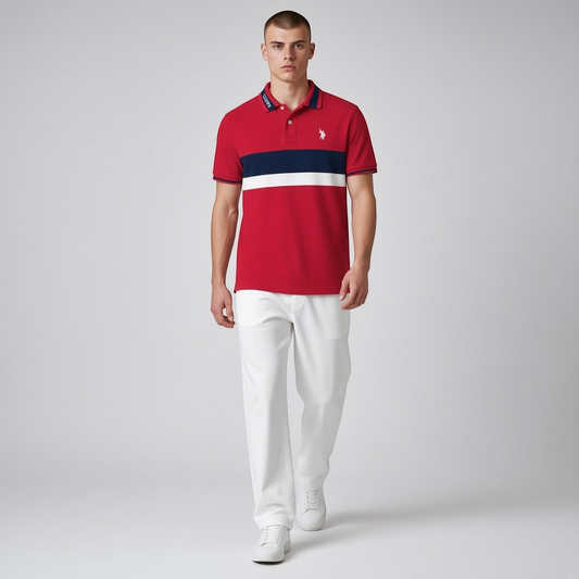 Hombre vistiendo polo rojo U.S. Polo Assn. de www.treshop.com.co con franjas azul marino y blancas y logo bordado