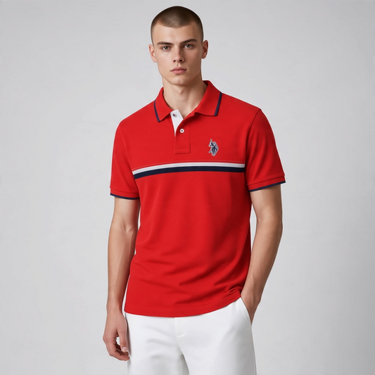 Hombre vistiendo polo rojo U.S. Polo Assn. de www.treshop.com.co con franjas horizontales, cuello en contraste y logo bordado en el pecho