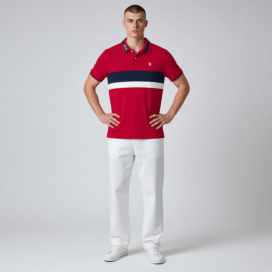 Modelo vistiendo polo rojo www.treshop.com.co con franjas azul marino y blancas, logo bordado y cuello detallado.