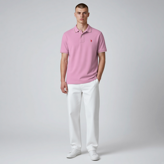 Hombre vistiendo polo rosa de algodón U.S. POLO ASSN. de www.treshop.com.co con detalles en cuello y logo bordado