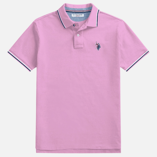 Polo rosa para hombre de www.treshop.com.co con cuello clásico, tapeta de botones y logotipo bordado en el pecho.