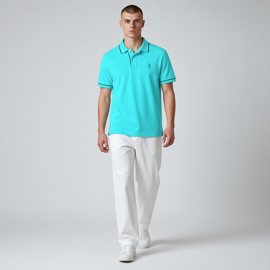 Hombre vistiendo polo turquesa de www.treshop.com.co con detalles en contraste, logo bordado y pantalones blancos.