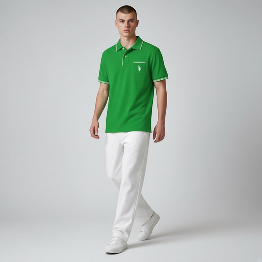 Hombre vistiendo polo verde U.S. POLO ASSN. de www.treshop.com.co con cuello y mangas ribeteadas, bolsillo y logo bordado en el pecho