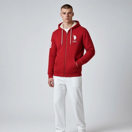 Hombre vistiendo sudadera roja con cremallera y forro de sherpa de www.treshop.com.co con logo bordado en el pecho