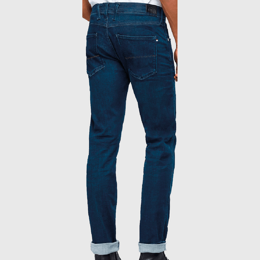 Jeans de mezclilla azul oscuro para hombre de www.treshop.com.co con corte ajustado y dobladillo en los tobillos