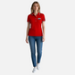 Modelo vistiendo polo rojo de mujer www.treshop.com.co con logo de goma, corte regular y detalles en cuello y mangas. Marca U.S. Polo Assn.