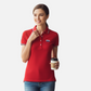 Mujer sonriente vistiendo polo rojo de www.treshop.com.co con logo de goma, ajuste regular y detalles en cuello. Marca U.S. Polo Assn.