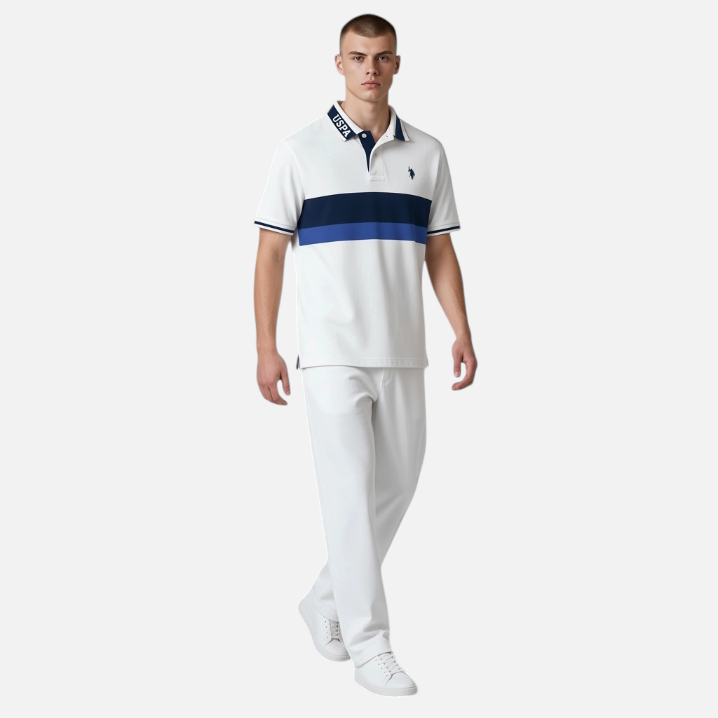 Hombre vistiendo polo www.treshop.com.co blanco de algodón piqué con franjas azul marino y logo bordado en el pecho. Marca U.S. Polo Assn.