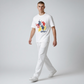 Modelo vistiendo camiseta blanca de algodón U.S. Polo Assn. con estampado gráfico colorido en www.treshop.com.co