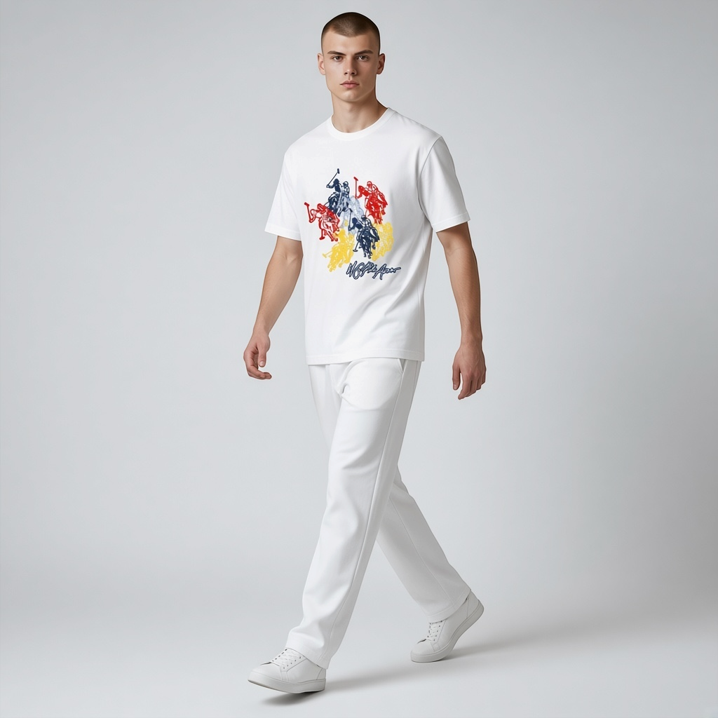 Modelo vistiendo camiseta blanca de algodón U.S. Polo Assn. con estampado gráfico colorido en www.treshop.com.co