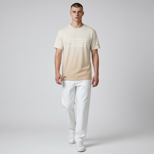 Camiseta www.treshop.com.co U.S. Polo Assn. con degradado crema y arena, logo frontal y corte moderno para hombre.