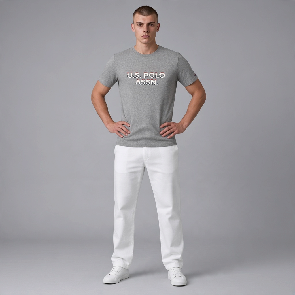 Hombre vistiendo camiseta gris jaspeado de algodón U.S. POLO ASSN. con logo frontal, combinada con pantalones blancos