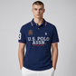 Hombre vistiendo polo azul marino de www.treshop.com.co con logo bordado, cuello en contraste y estampado frontal
