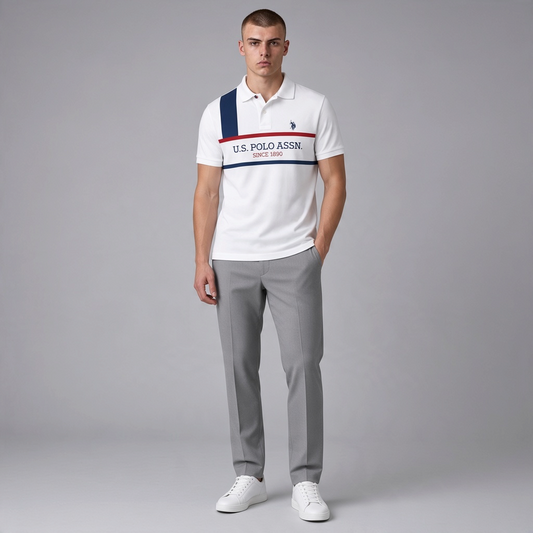 Hombre vistiendo polo blanco U.S. POLO ASSN. con estampado gráfico y logo bordado en www.treshop.com.co