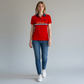 Modelo vistiendo polo rojo U.S. Polo Assn. de www.treshop.com.co con cuello azul, logo bordado y jeans azules