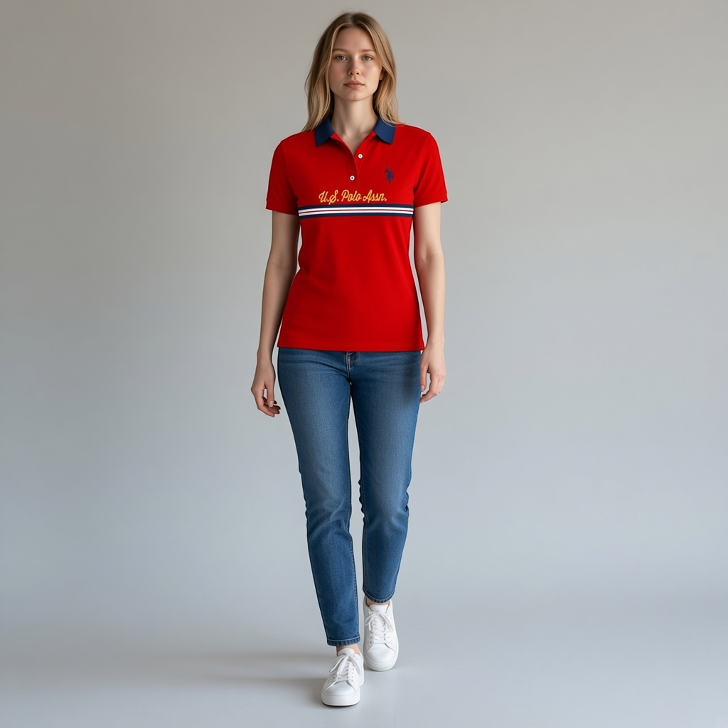 Modelo vistiendo polo rojo U.S. Polo Assn. de www.treshop.com.co con cuello azul, logo bordado y jeans azules