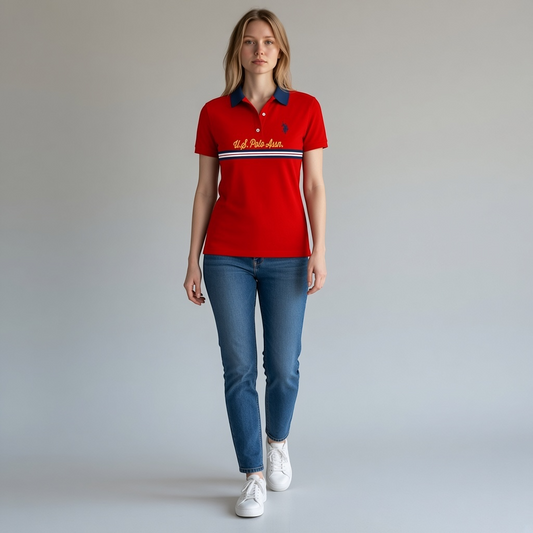 Modelo vistiendo polo rojo U.S. Polo Assn. de www.treshop.com.co con cuello azul, logo bordado y jeans azules