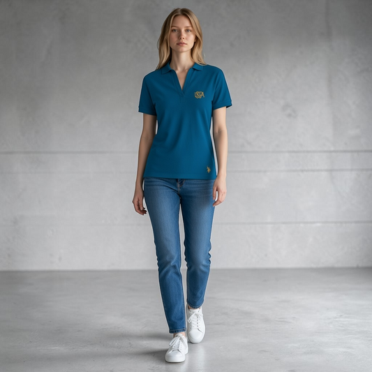 Modelo vistiendo polo azul petroleo U.S. Polo Assn. de www.treshop.com.co con logo dorado y cuello en V