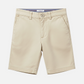 Bermuda beige de algodón para hombre de www.treshop.com.co con cierre de botón y detalle de cinta tricolor interna