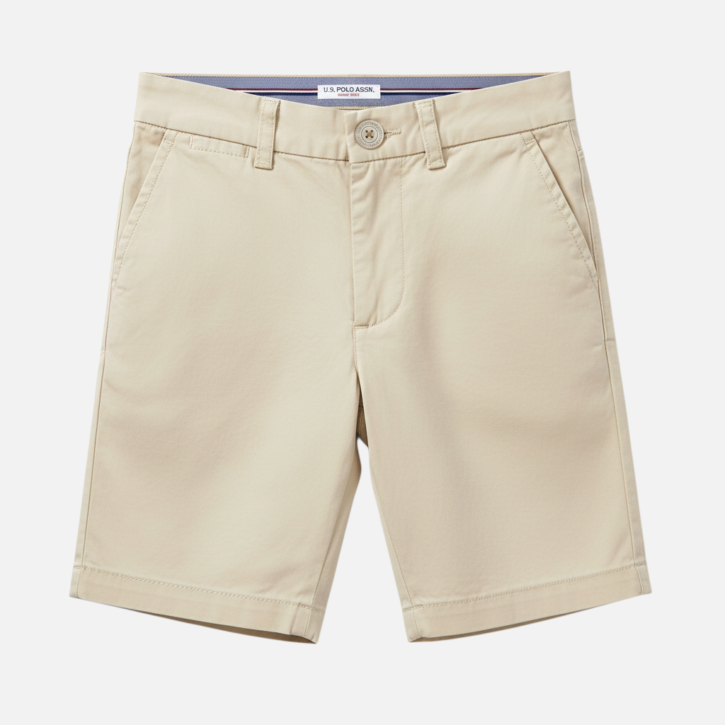 Bermuda beige de algodón para hombre de www.treshop.com.co con cierre de botón y detalle de cinta tricolor interna