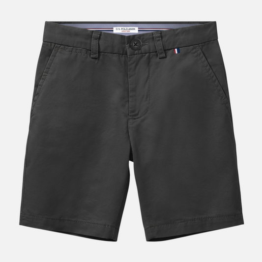 Bermuda gris oscuro para hombre de www.treshop.com.co con cierre de botón y logo distintivo en la cintura