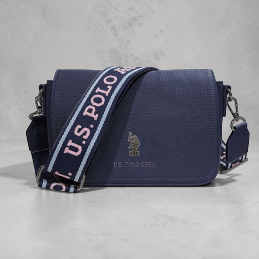 Bolso bandolera azul marino www.treshop.com.co con correa ancha ajustable y logo metálico U.S. Polo Assn.