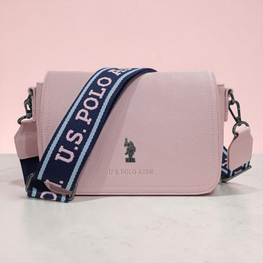 Bolso bandolera www.treshop.com.co U.S. Polo Assn. en color rosa con correa ancha ajustable y logo frontal grabado.