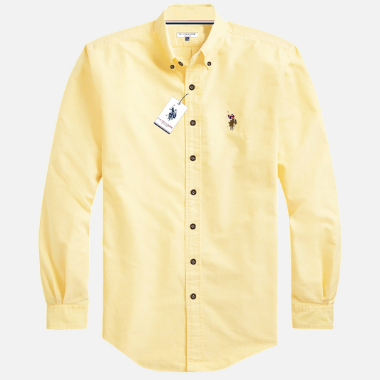 Camisa de manga larga amarilla para hombre de www.treshop.com.co con cuello abotonado y logo bordado en el pecho