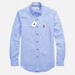 Camisa de manga larga azul claro www.treshop.com.co con cuello abotonado y logo bordado en el pecho para hombre