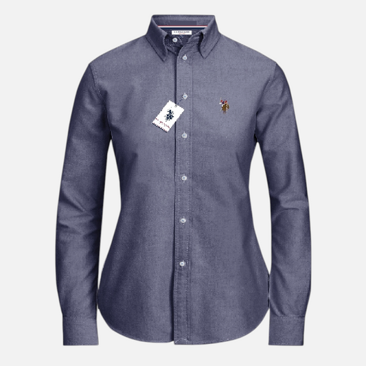 Camisa de manga larga para mujer www.treshop.com.co en color azul con cuello abotonado y logo bordado en el pecho