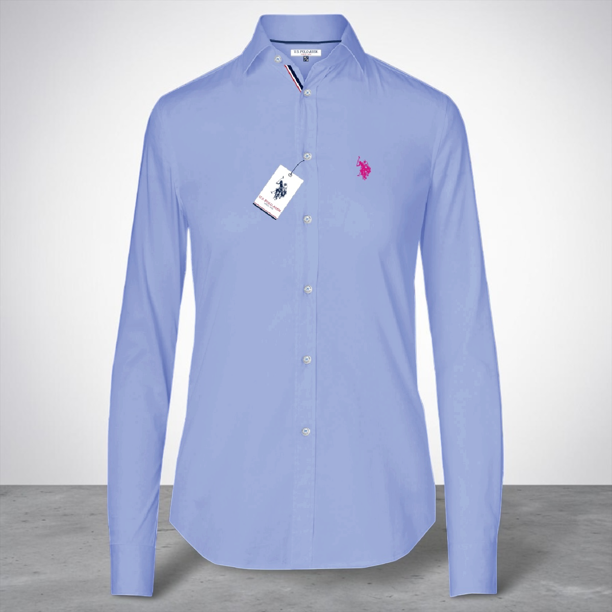 Camisa formal de manga larga www.treshop.com.co en color azul claro con logo bordado en contraste y cuello estructurado