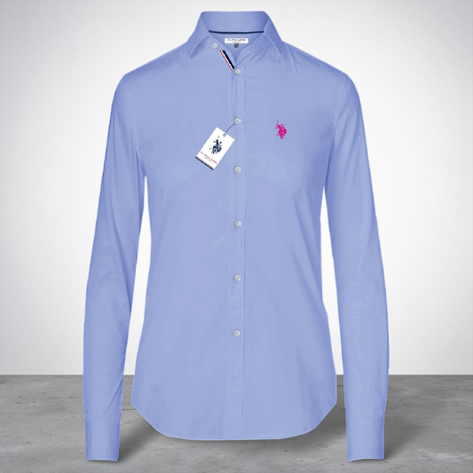 Camisa formal de manga larga www.treshop.com.co en color azul claro con logo bordado en contraste y cuello estructurado