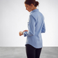 Mujer vistiendo camisa formal azul claro de manga larga www.treshop.com.co con corte entallado y estilo elegante