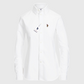 Camisa formal blanca de manga larga para mujer de www.treshop.com.co con cuello button-down y logotipo bordado