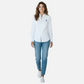 Mujer vistiendo camisa formal blanca de manga larga www.treshop.com.co con logo bordado y detalles en el cuello