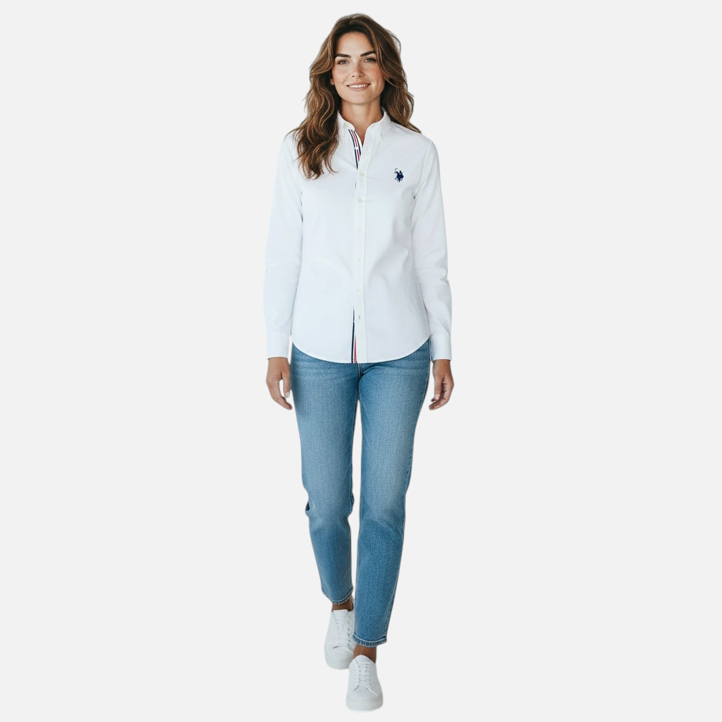 Mujer vistiendo camisa formal blanca de manga larga www.treshop.com.co con logo bordado y detalles en el cuello
